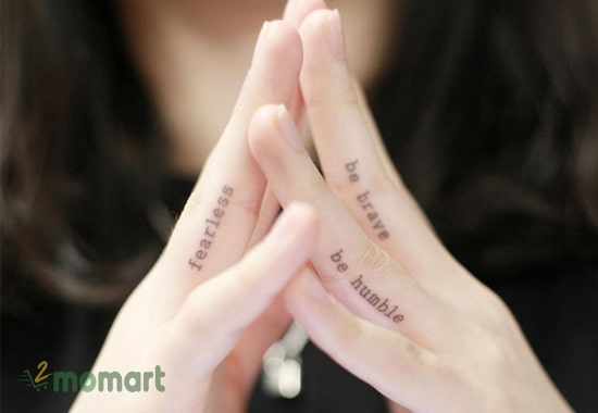 Mẫu tattoo những con chữ đầy ý nghĩa ở ngón tay