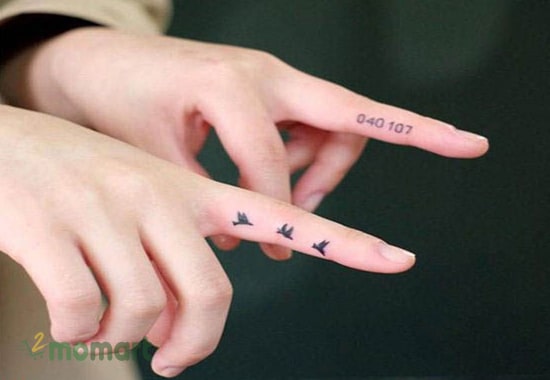 Hình xăm chim trên ngón tay biểu tượng cho sự độc lập của các cô gái