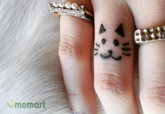 Hình xăm con mèo mini cực xinh xắn ở ngón tay