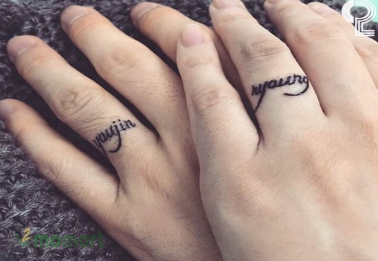 Tattoo chữ đôi đầy ý nghĩa ở trên ngón tay các đôi yêu nhau