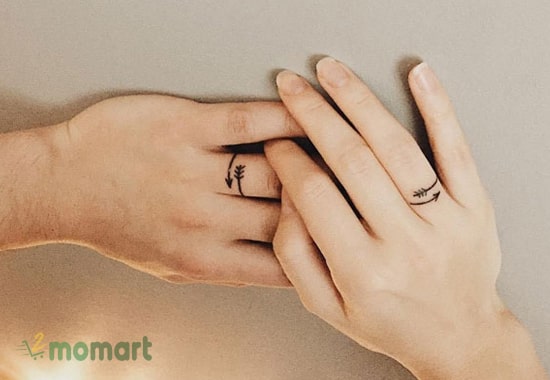 Tattoo mũi tên tình yêu đôi ở ngón tay cực kỳ nghĩa 