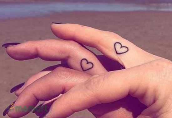 Mẫu hình tattoo đôi 2 trái tim ở ngón tay dễ thương