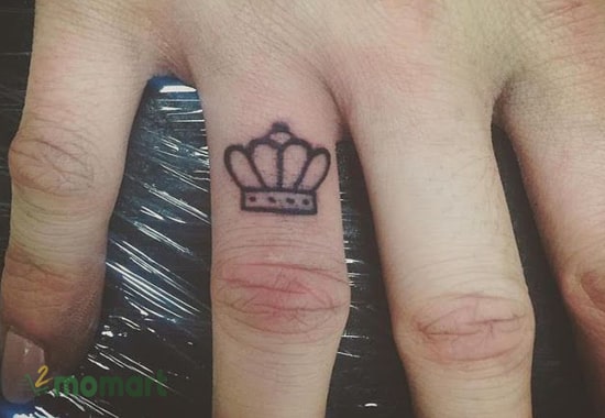 Tattoo vương miện đầy cá tính ở ngón tay cho bạn nam