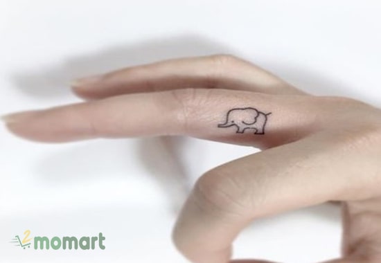 Mẫu tattoo chú voi cực dễ thương trên ở ngón tay
