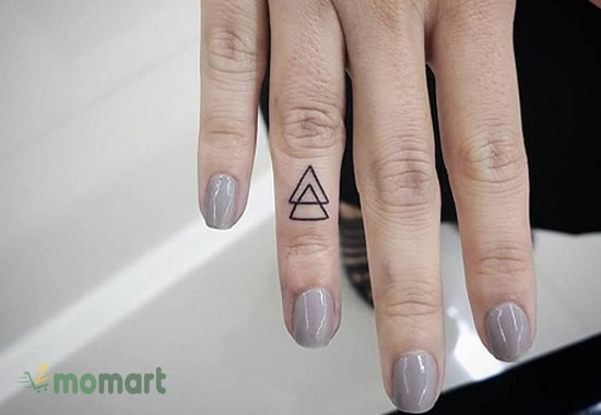 Tattoo tam giác nhỏ trên ngón tay tạo điểm nhấn cho bạn nữ