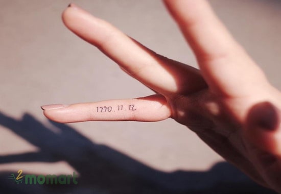 Tattoo các con số trên ngón tay là ý tưởng đặc biệt thú vị