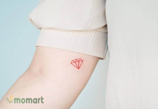 Một hình tattoo kim cương mini với thiết kế đơn giản