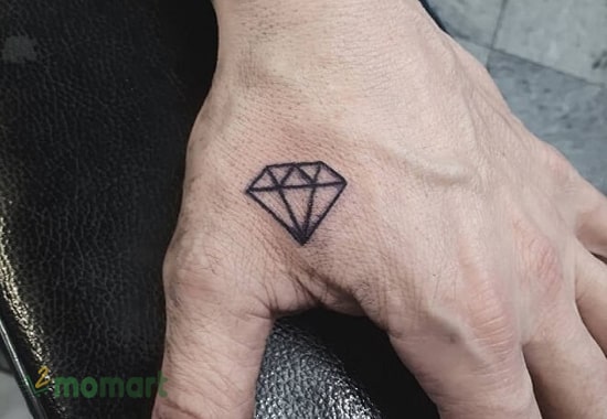 Xăm hình kim cương mini ở bàn tay cực ấn tượng