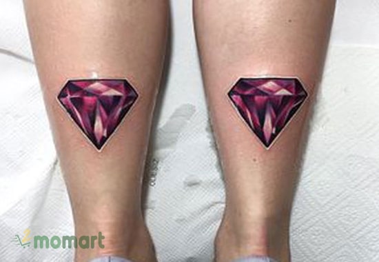 Hình kim cương mini được khắc họa ở chân đầy tinh tế
