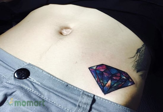 Tattoo kim cương ở eo cực đẹp khiến vòng hai thêm sexy hơn