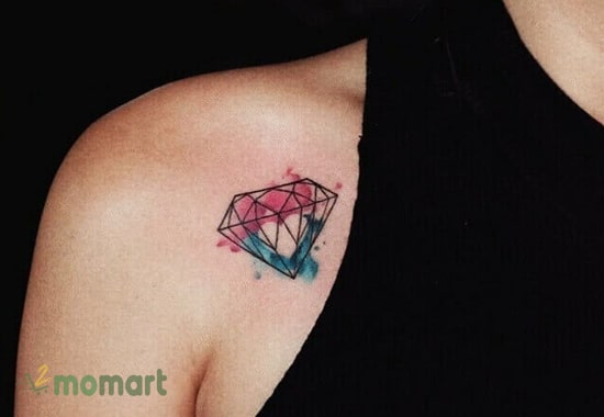 Mẫu tattoo kim cương đá hồng ngọc 3D ở xương quai xanh