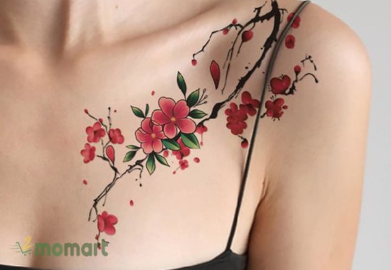 Hình xăm bông hoa ở ngực cho nữ ấn tượng