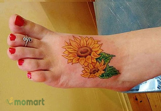Hình xăm hoa hướng dương ở bàn chân ấn tượng