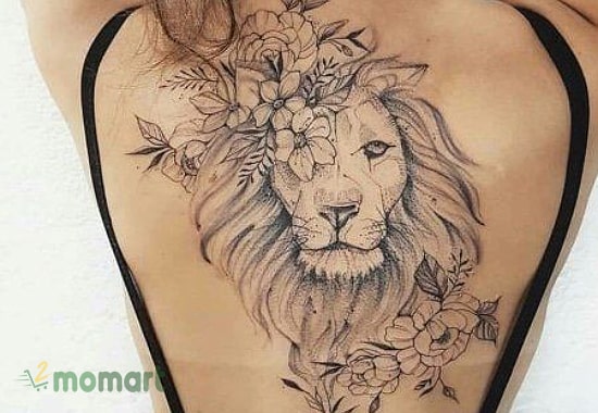 Hình xăm bông hoa sau lưng và sư tử