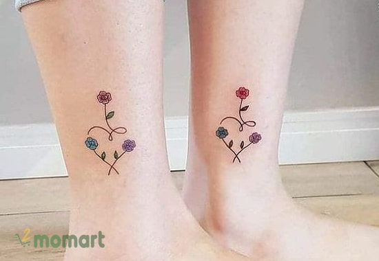 Hình xăm hoa mini ở cổ chân