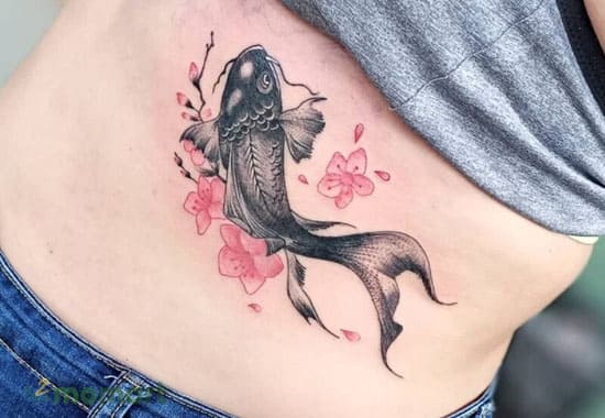 Hình tattoo cá chép hoa sen cực chất ở phần eo