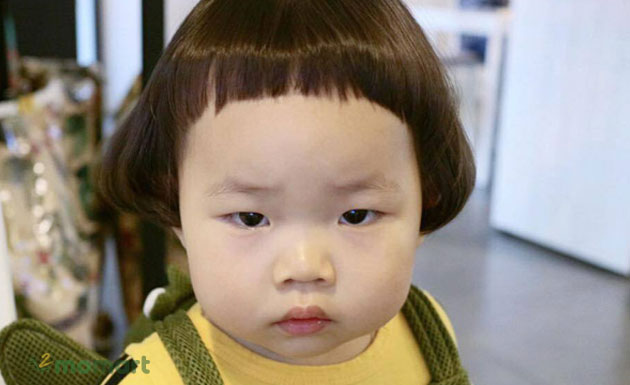Bố trổ tài cây kéo vàng trùm túi nylon tạo kiểu tóc bát úp khiến cô con  gái 3 tuổi khóc thét nhất quyết không chịu đến lớp vì sợ các bạn