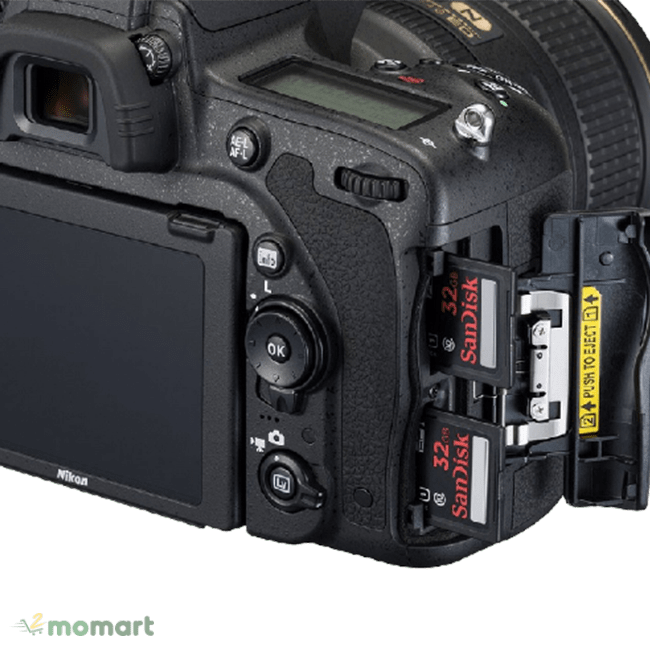 Khay thẻ nhớ của máy ảnh Nikon D750