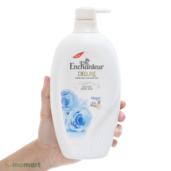 Sữa tắm Enchanteur Deluxe cung cấp độ ẩm cần thiết