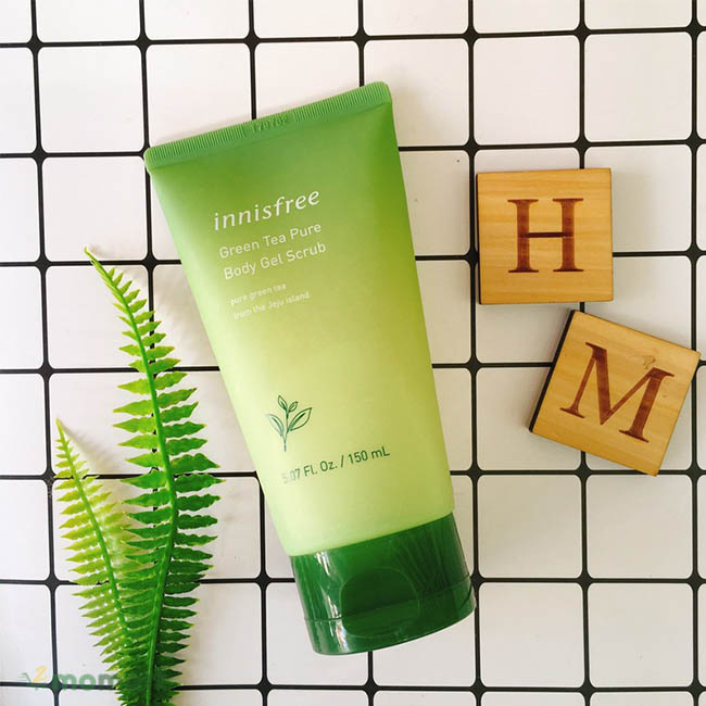 Innisfree Green Tea Pure Body Gel Scrub nằm trên bàn